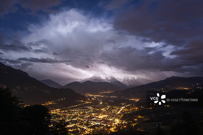 蒙布朗山上的风暴，来自于阿尔卑斯山法国上萨瓦省萨朗什的高处图片素材