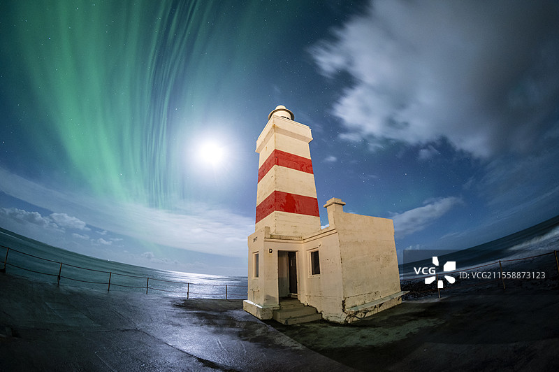 北极光与古老的加尔杜尔灯塔，冰岛。图片素材