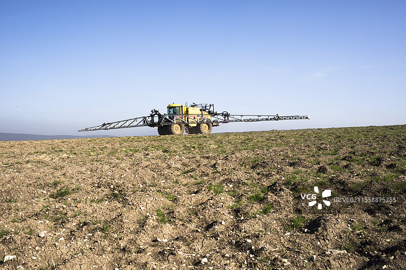 农民在法国使用自走式喷雾器喷洒除草剂RoundUp，在春季播种谷物之前，冬季刚过时进行耕地除草。图片素材