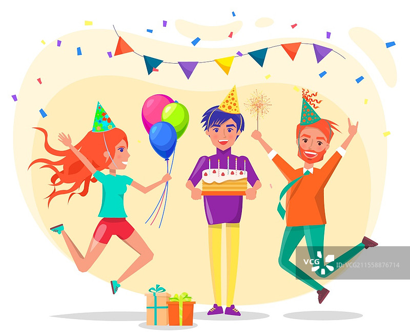 朋友们庆祝男性角色的生日，他手里拿着点燃蜡烛的蛋糕。男女正在跳舞和跳跃，手里拿着气球装饰，戴着纸帽子。旗帜和五彩纸屑装饰的矢量图。人们在派对上庆祝朋友的生日。图片素材