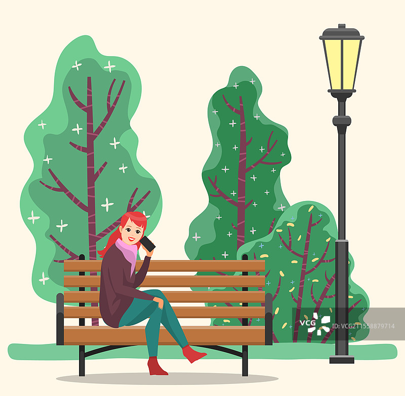 女人独自坐在城市公园的木长椅上。她手持手机与某人交谈。女士在户外享受闲暇时光。美丽的树木景观。平面风格的矢量插图。公园长椅上的女人，手机通话。图片素材