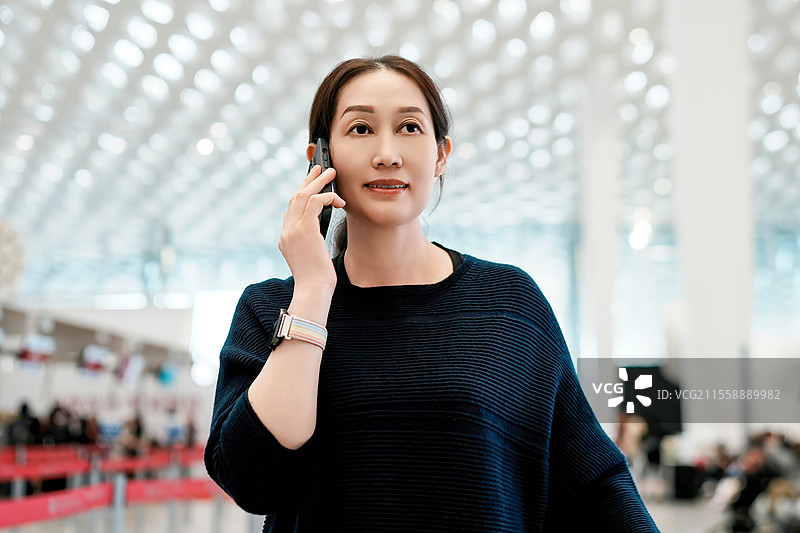 女士在机场办理登机手续准备行李好旅行图片素材