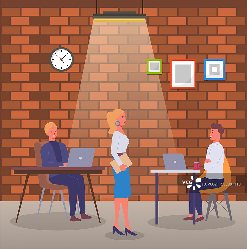 人们在办公室坐在桌子旁工作。同事、设计师或合作者使用笔记本电脑和处理文件。同事们在项目上工作，桌子上放着杯子。时尚的办公室室内设计。人们在办公室坐在桌子旁工作，同事、设计师或合作者使用笔记本电脑。图片素材