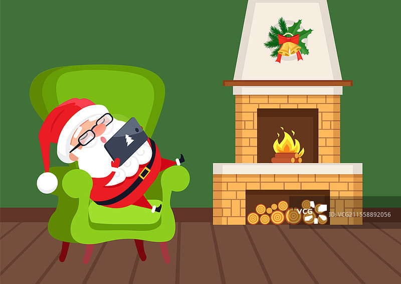 圣诞老人坐在绿色扶手椅上，手持平板电脑，旁边是装饰着节日铃铛和云杉的壁炉。克劳斯在砖砌烟囱附近的房间里。圣诞老人坐在壁炉旁的扶手椅上。图片素材