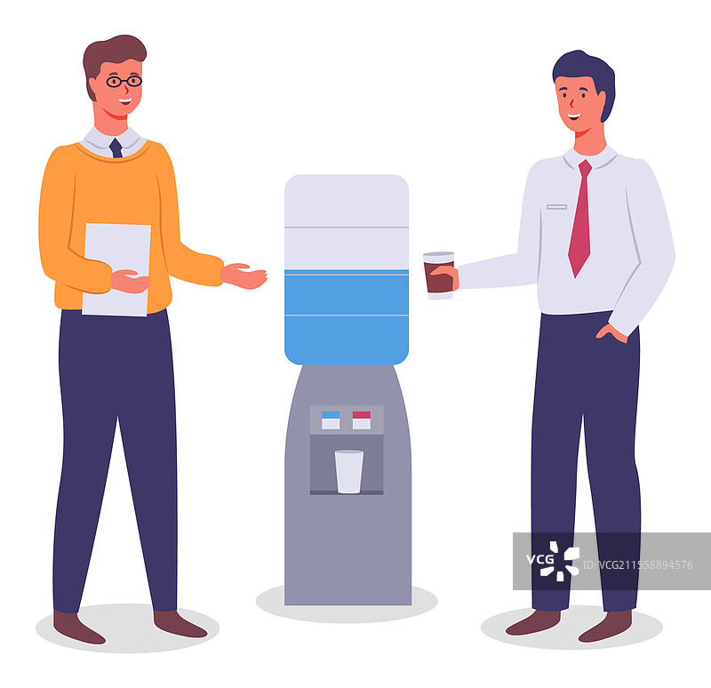 办公室会议间的轻松聊天。年轻男性员工在工作场所的饮水机旁进行非正式交谈，同事们在休息时放松。矢量商业概念平面卡通插图。办公室饮水机聊天。年轻男性员工在饮水机旁进行非正式交谈。图片素材