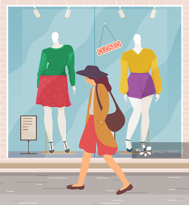 不快乐的女人肩上背着包走在街上。年轻女孩经过服装店的橱窗，里面有模特。疲惫的女性角色穿着休闲服装散步。不快乐的女人肩上背着包走在街上。一个沮丧的人去上班。图片素材