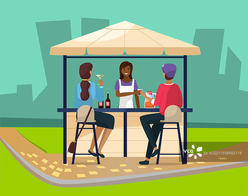 在街头咖啡馆喝咖啡和用餐。朋友们聚会。城市中热闹的户外餐厅或酒吧。在咖啡馆餐厅放松，享受酒精饮品。酒保调制饮品。户外节日。在街头咖啡馆喝咖啡和用餐。朋友们聚会。城市中热闹的户外餐厅或酒吧。图片素材