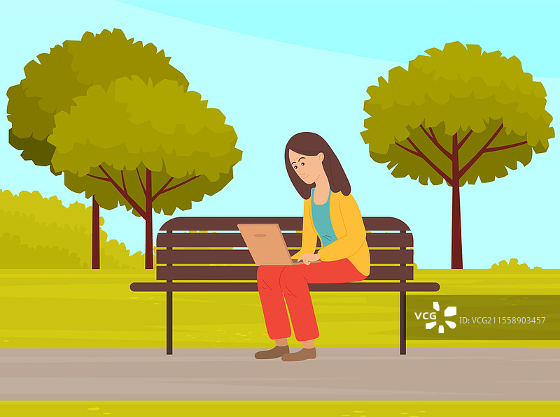 在城市公园的长椅上坐着的女人正在使用笔记本电脑。女孩在户外度过时光的矢量插图。女性角色看着手中的电脑。自由职业者工作，学生远程学习。在城市公园的长椅上坐着的女人正在使用笔记本电脑。女孩在户外与电脑一起度过时光。图片素材