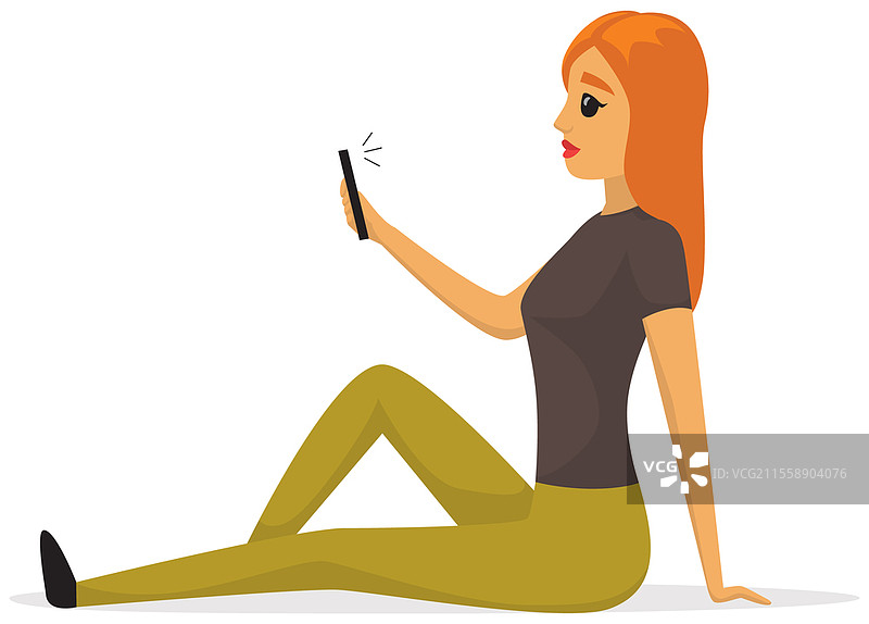 女孩坐在地板上自拍。女性正在用手机拍照。女士正在用智能手机摆姿势拍摄自画像。女性角色在白色背景下拍摄自拍照。女孩坐在地板上自拍。女士正在用智能手机摆姿势拍摄自画像。图片素材