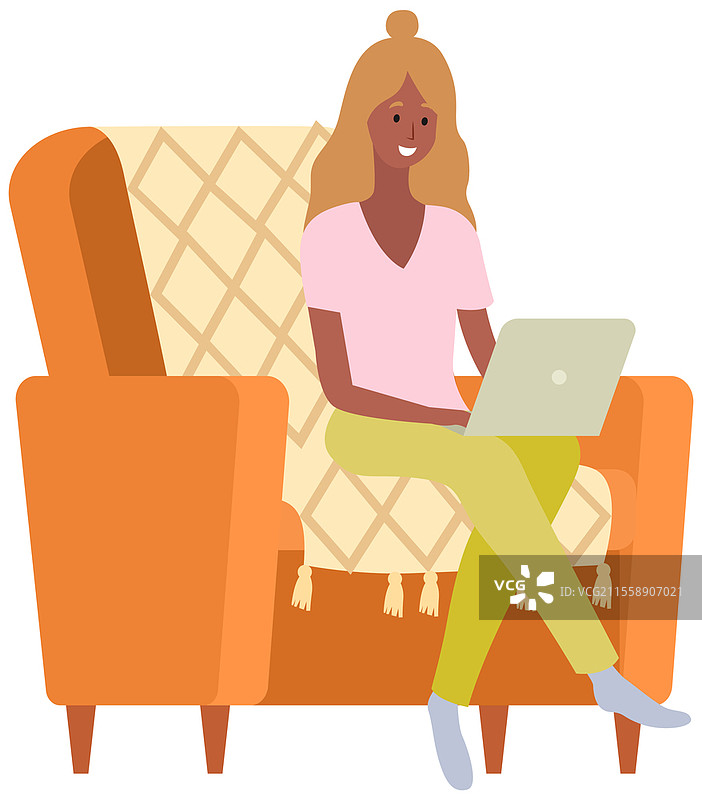 远程学习、自由职业和互联网娱乐。女性在家使用笔记本电脑工作。远程工作，敲击电脑键盘，在线自由职业。女孩注视屏幕。聊天、沟通。远程学习、自由职业和互联网娱乐。女性在家使用笔记本电脑工作。图片素材