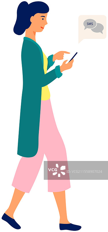 年轻快乐的女性走路时使用手机，在社交网络上分享帖子和新闻，和朋友聊天，发送消息。女孩手持智能手机转发视频和新闻。图片素材