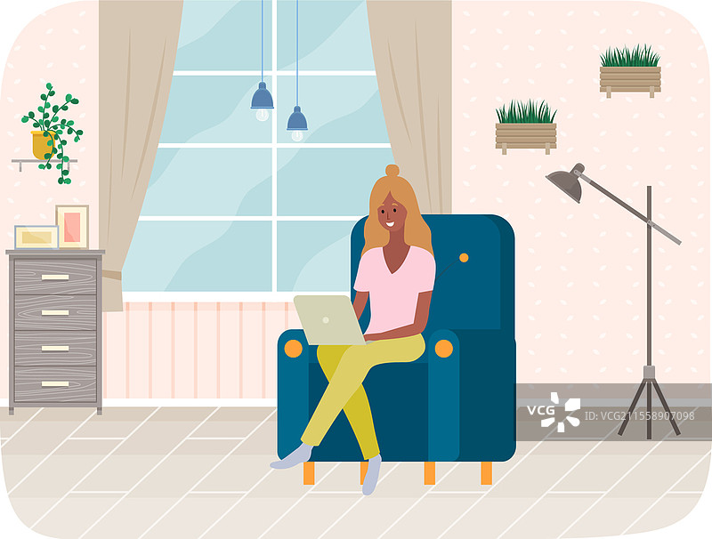 远程学习、自由职业和互联网娱乐。女性在家使用笔记本电脑工作。远程工作，敲击电脑键盘，在线自由职业。女孩注视屏幕。聊天、沟通。远程学习、自由职业和互联网娱乐。女性在家使用笔记本电脑工作。图片素材