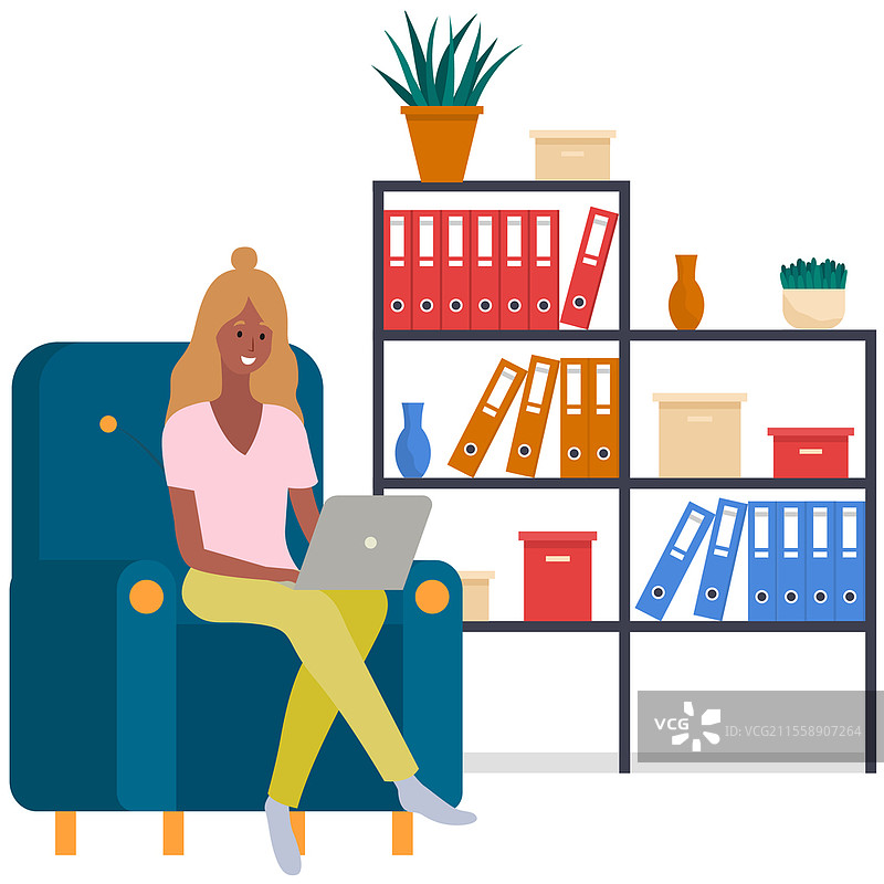 远程学习、自由职业和互联网娱乐。女性在家使用笔记本电脑工作。远程工作，敲击电脑键盘，在线自由职业。女孩注视屏幕。聊天、沟通。远程学习、自由职业和互联网娱乐。女性在家使用笔记本电脑工作。图片素材