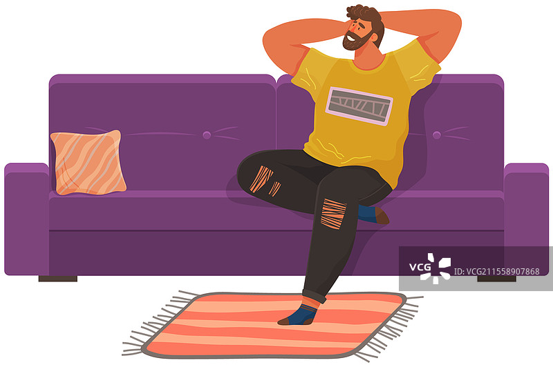 男人躺在公寓的沙发上。快乐的年轻人放松，做着美梦。在沙发上休息，思考着什么。家庭休闲。男性角色躺在沙发上微笑，享受下班后的时光。图片素材