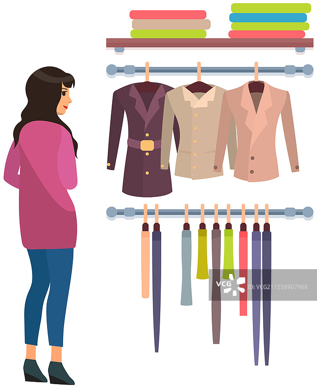 女孩在家中或精品店的衣橱中挑选服装。衣橱里挂着衣服和放在架子上的衣物。女士在购物时选择服装。女士在服装店里查看衣物。女孩在家中或精品店的衣橱中挑选服装。女士在购物时选择服装。图片素材