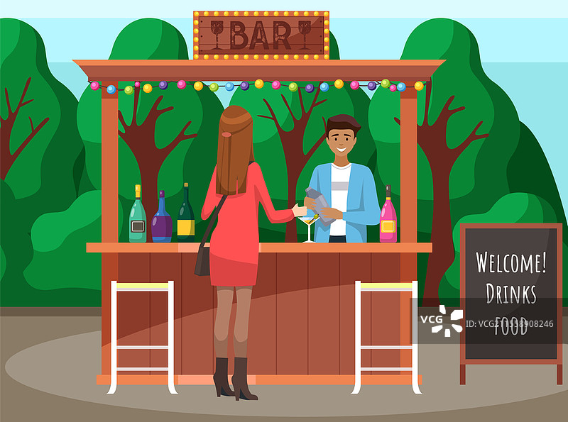 在街头咖啡馆饮酒和用餐。女人在城市公园的户外餐厅或酒吧放松。酒吧概念，酒保调制饮品，女士点鸡尾酒。城市公园酒吧里的女人。酒保调制饮品，女士在户外餐厅点鸡尾酒。图片素材