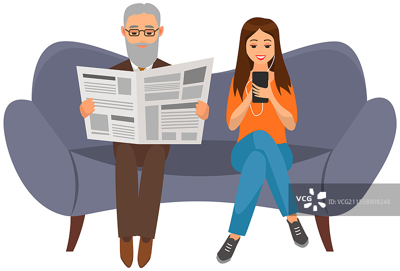 老年人阅读报纸，女士坐在沙发上打电话。日常出版物，放松，年轻女生交流，老年男性阅读新闻。人们从不同来源获取信息。老年人阅读报纸，女士坐在沙发上手握智能手机进行交流。图片素材