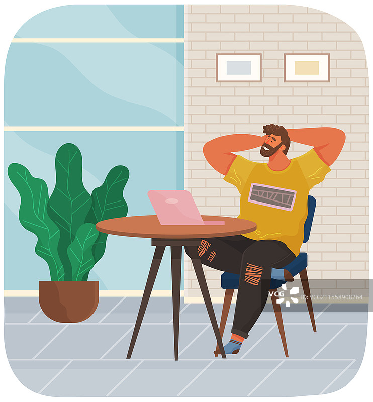 年轻男子坐在桌子旁，面前有电脑，放松地微笑，憧憬着未来。他是一位留着胡子的沉思者，穿着破洞牛仔裤，在家中放松，晚上反思自己的梦想。图片素材