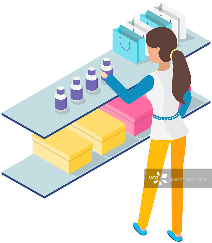 年轻女性在商店做选择。顾客在精品店查看货架上的商品。女士站在摆放罐子的货架旁。购物、购买商品的概念。顾客在商店购物。顾客在精品店查看货架上的商品。女士在商店购物时站在货架旁。图片素材