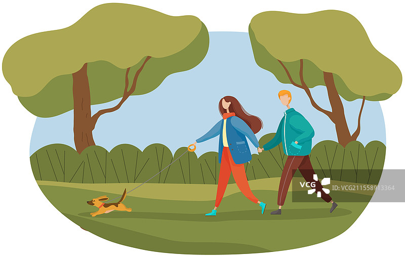 春天的公园里，一对男女带着狗散步。积极的生活方式，户外休闲，家庭活动的概念。情侣在大自然中与宠物共度时光。图片素材