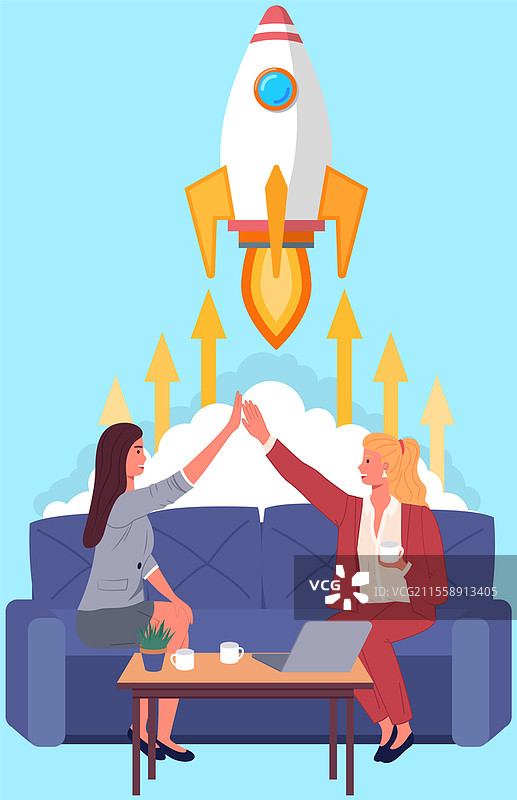 快乐的女性庆祝火箭发射。项目，火箭飞向天空。商业创业和企业家精神的概念。女性商业伙伴互相击掌庆祝。成功的项目，投资于初创企业。快乐的女性庆祝火箭发射。女性商业伙伴为成功的项目击掌。图片素材