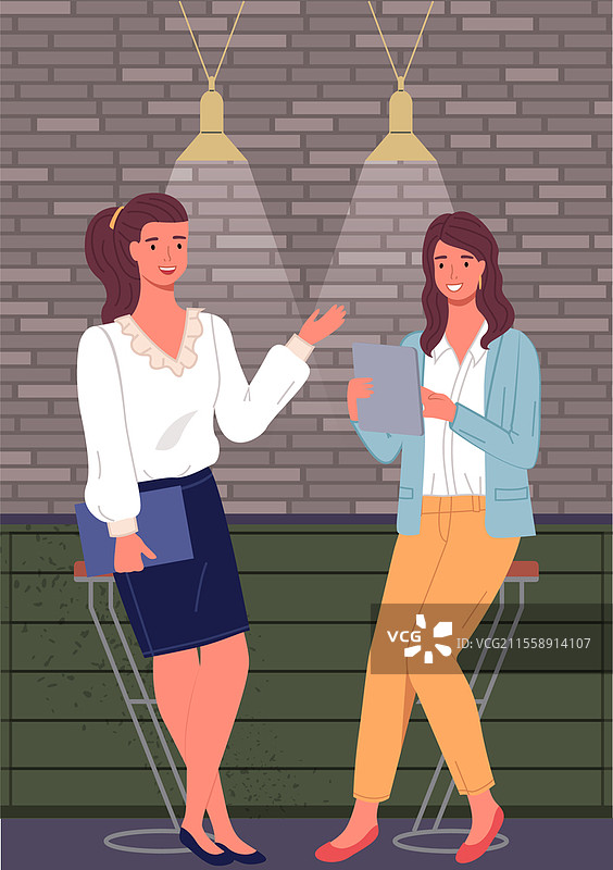 女孩们在工作间隙交流。快乐微笑的女同事们在一起聊天和放松。商务女性在休息日休息。与朋友的休闲，友谊的概念。女孩们在休息时交流。女同事们在工作场所聊天和放松。图片素材