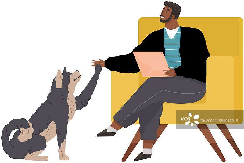 男性宠物主人坐在沙发上与狗狗玩耍。关爱动物，与宠物共同度过时光的概念。商人与家养动物在沙发上。男士与小狗训练，在家中度过时光。男性宠物主人坐在沙发上与狗狗玩耍。图片素材