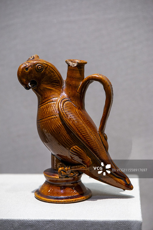古代出图的鸟形壶图片素材