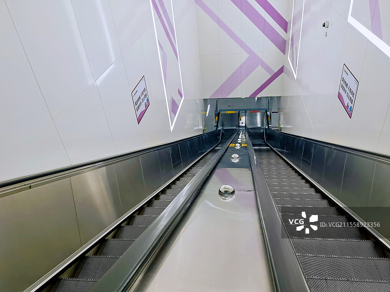 扶梯、电动扶梯、电梯、地铁、地铁站、楼梯、站台、下楼、上楼图片素材