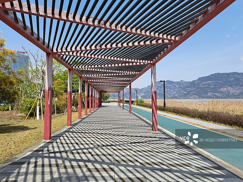 温州瓯江边的建筑物衬托出斑马纹图片素材