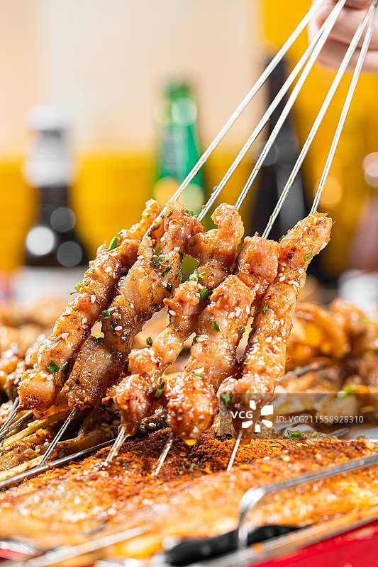 撸串烤串夜宵烤肥肠烤郡肝小郡肝毛肚牛百叶烤玉米粒小黄鱼羊肉串羔羊肉烤肉筋掌中宝猪肉串鸭掌鸭舌夜市烟火图片素材