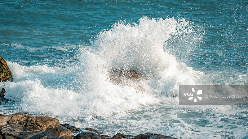 浪花飞溅图片素材