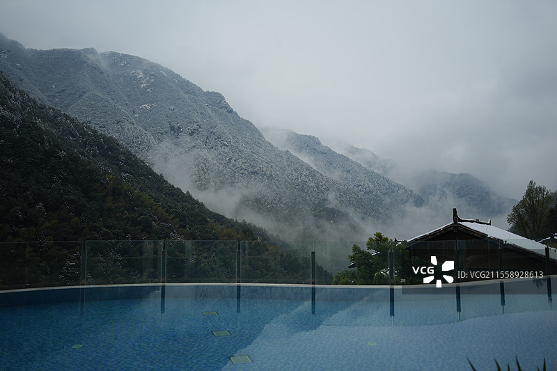 户外无边游泳池和云雾缭绕图片素材