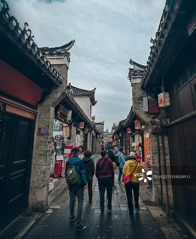 古镇老街：图片拍于肥西三河古镇，老街狭窄而长，青石铺路，两侧店铺林立，有多处名人故居，很有文化底蕴。图片素材