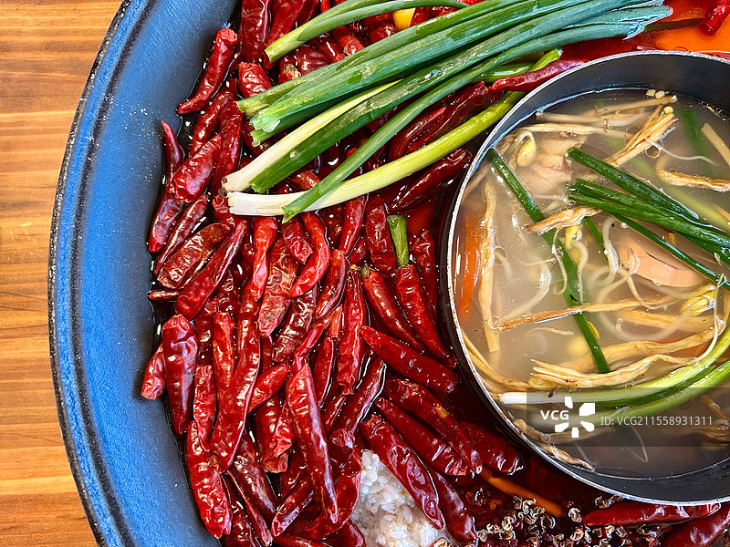待煮沸的重庆火锅底料图片素材