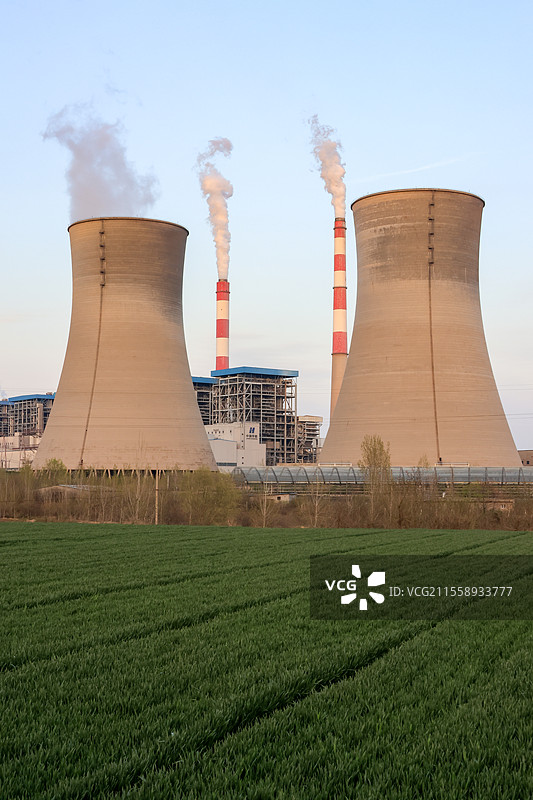电厂晾水塔和烟囱特写图片素材