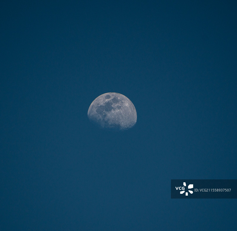 蓝调时刻的月亮图片素材
