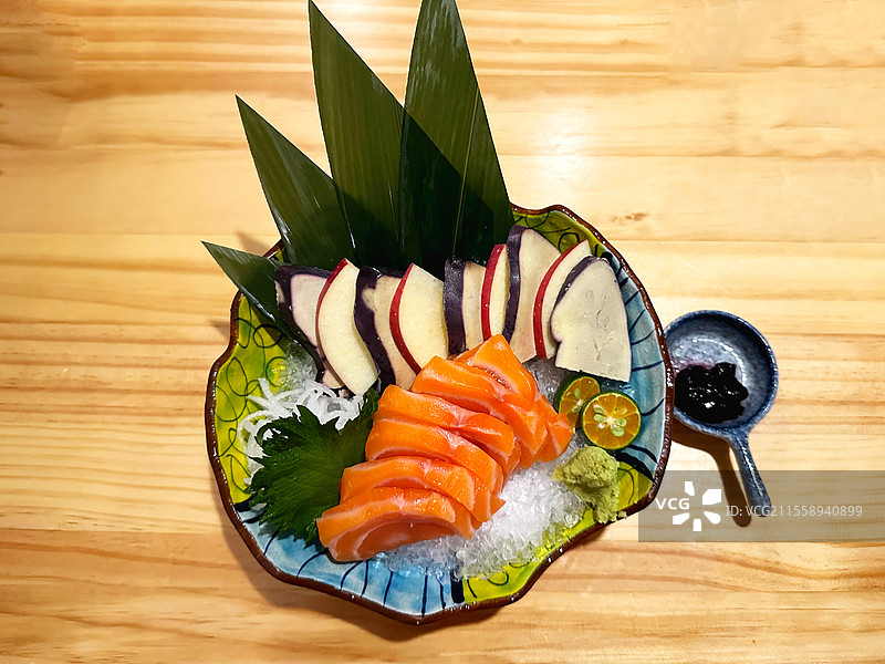 木桌上盘子里的海鲜特写镜头三文鱼鹅肝双拼双人套餐美食搭配蓝莓果酱图片素材