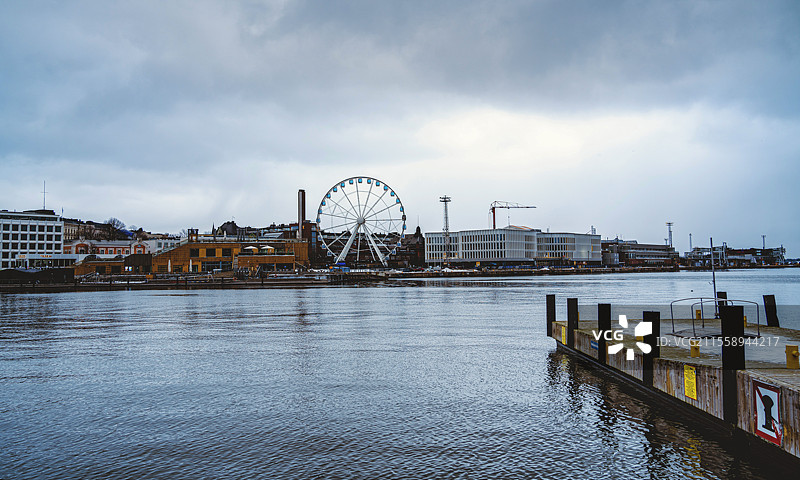 赫尔辛基港口的摩天轮图片素材