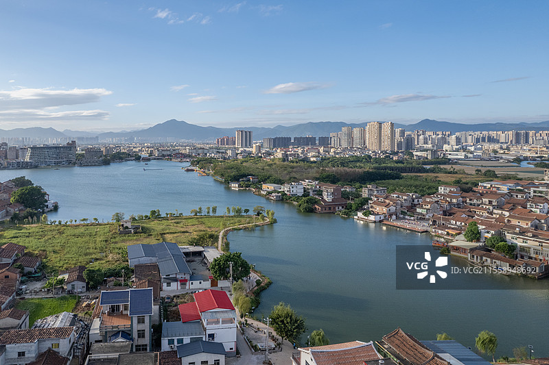 莆田涵江白塘湖畔的水乡，洋尾村的传统村落建筑的航拍图图片素材
