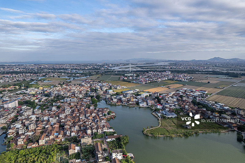 莆田涵江白塘湖畔的水乡，洋尾村的传统村落建筑的航拍图图片素材