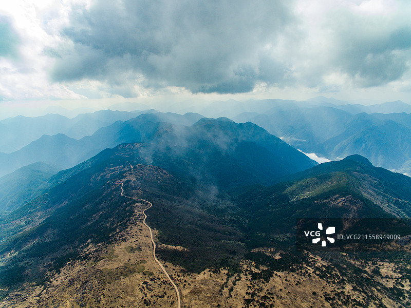航拍武夷山黄岗山顶峰华东最高峰黄岗大峡谷断裂带草甸森林景观图片素材