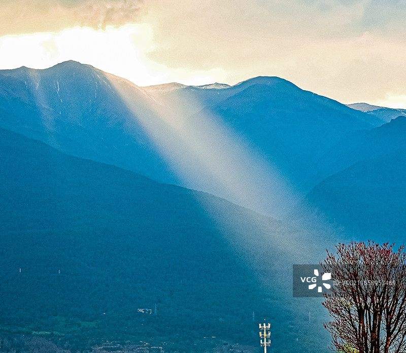 苍山之下的丁达尔效应图片素材