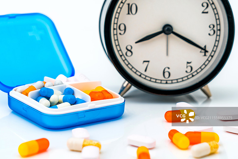 白色背景下医疗用药盒和药品图片素材