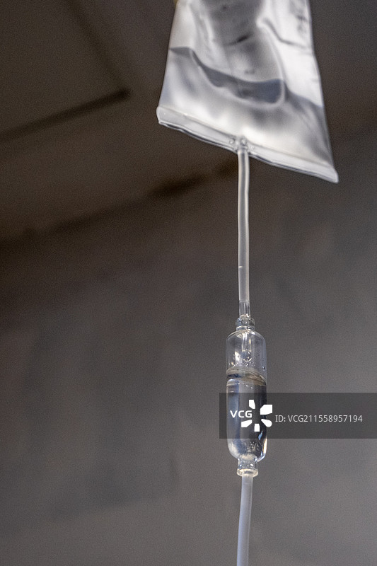 四川省泸州市室内医疗静脉滴注特写图片素材