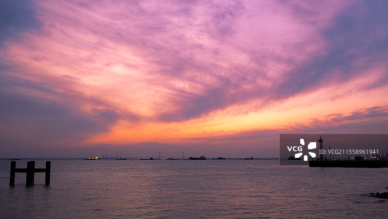 江边日落时刻，天空变成了粉色图片素材