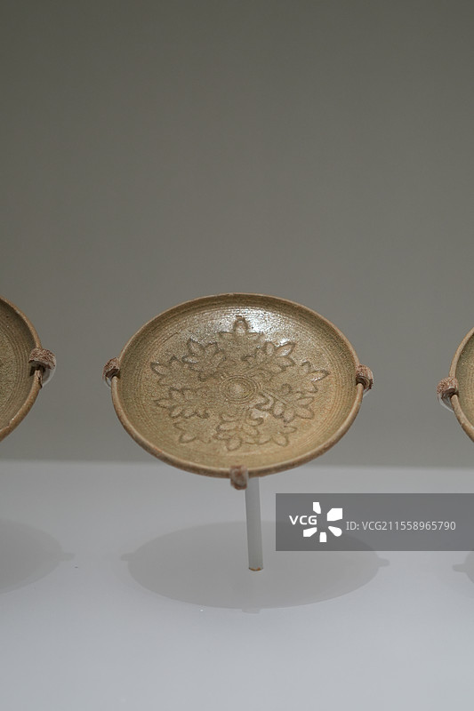 隋朝青釉印花朵花碟图片素材