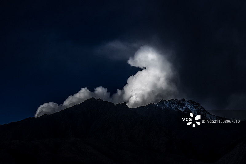 白云雪山图片素材