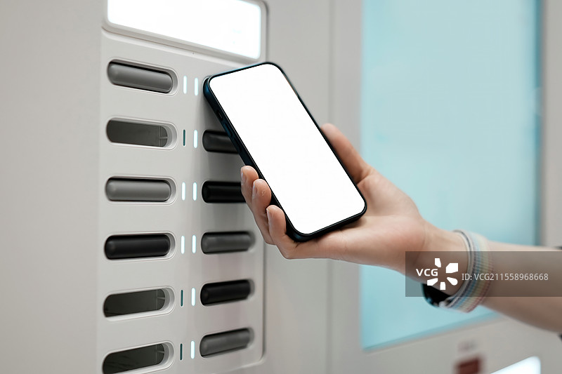 具有用户交互功能的现代手机充电站图片素材