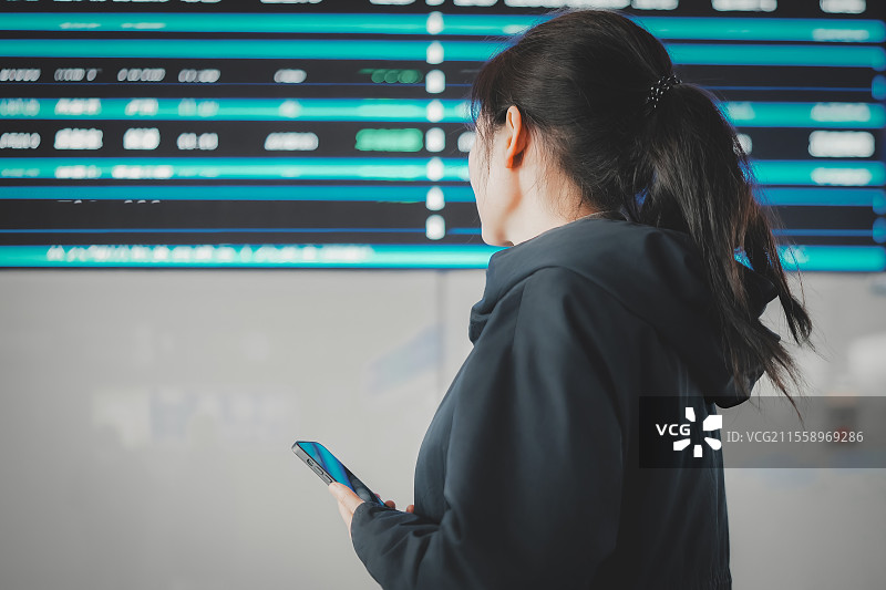 旅客在现代机场航站楼查询航班信息图片素材